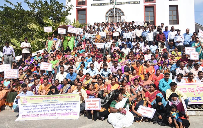 ಶಿವಮೊಗ್ಗ: ಶಿಕ್ಷಕಿಯ ಕರ್ತವ್ಯಕ್ಕೆ ಅಡ್ಡಿ ಆರೋಪ; ಸರಕಾರಿ ನೌಕರರ ಸಂಘದಿಂದ ಪ್ರತಿಭಟನೆ