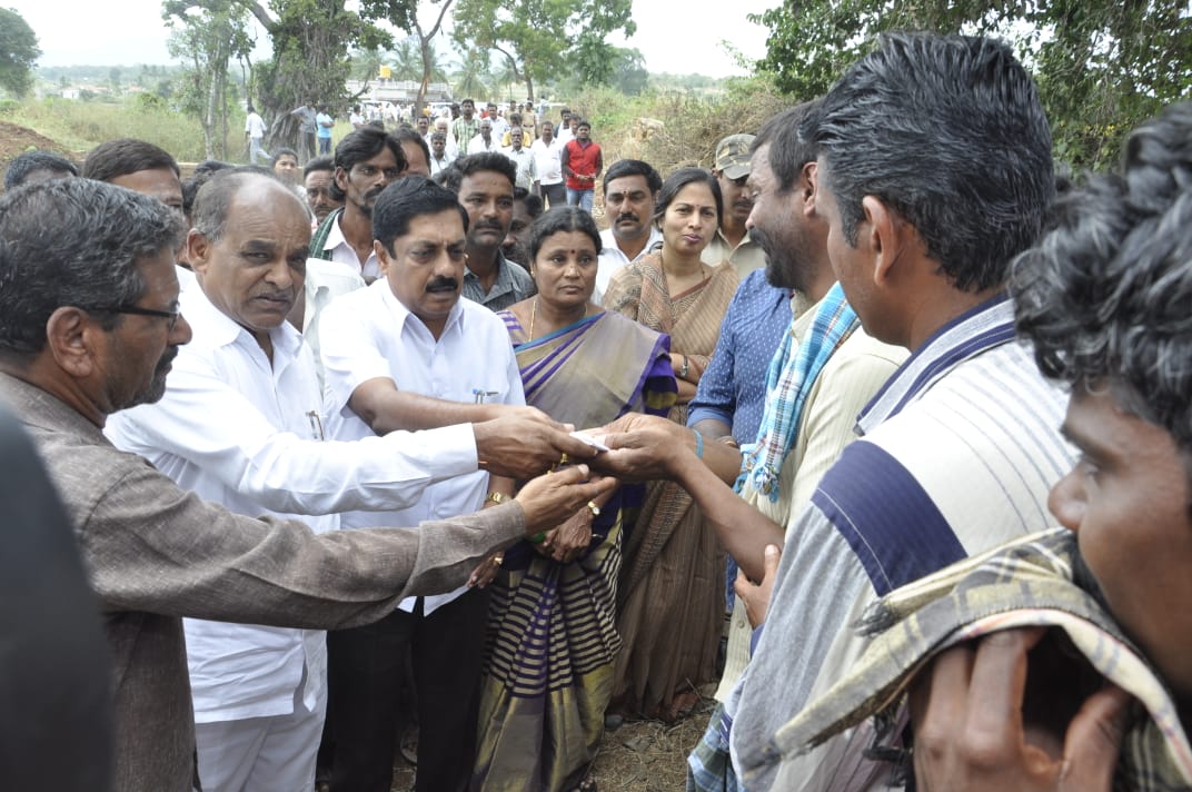 ಸುಳ್ವಾಡಿ ಪ್ರಕರಣ: ಮೃತಪಟ್ಟ ಕುಟುಂಬಕ್ಕೆ ಉಸ್ತುವಾರಿ ಸಚಿವರು, ಶಾಸಕರಿಂದ ಸಾಂತ್ವನ