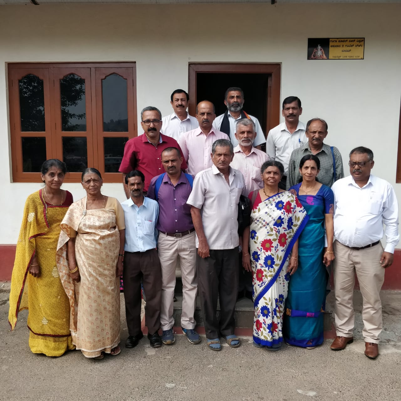 ಮಡಿಕೇರಿ: ಅತಿವೃಷ್ಟಿ ಹಾನಿ ಸಂತ್ರಸ್ತರಿಗೆ ಆರ್ಥಿಕ ನೆರವು ನೀಡಿದ ಮಣವಟ್ಟಿರ ಕುಟುಂಬಸ್ಥರು