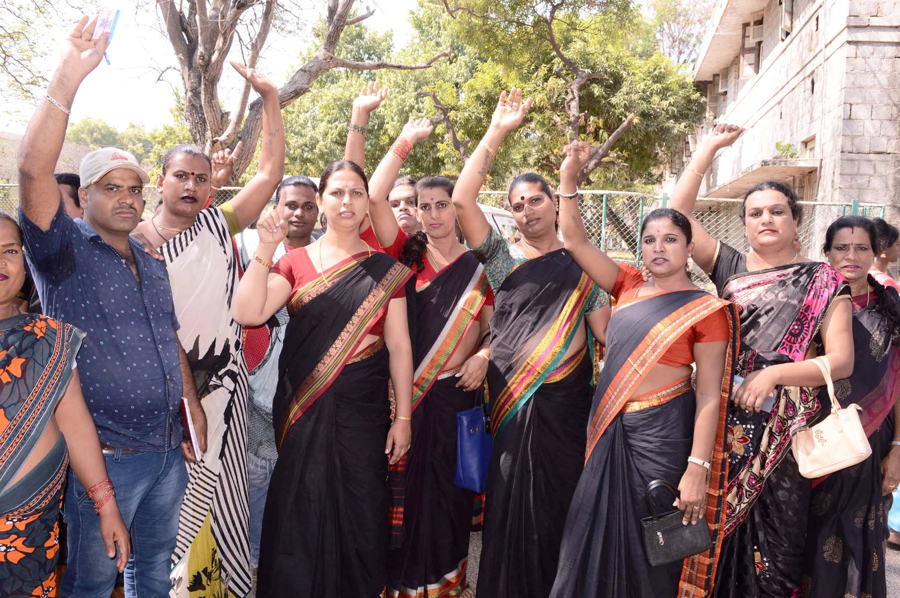 ಮಂಡ್ಯ: ಟ್ರಾನ್ಸ್ ಜೆಂಡರ್ ಮಸೂದೆ ವಿರುದ್ಧ ಮಂಗಳಮುಖಿಯರ ಪ್ರತಿಭಟನೆ