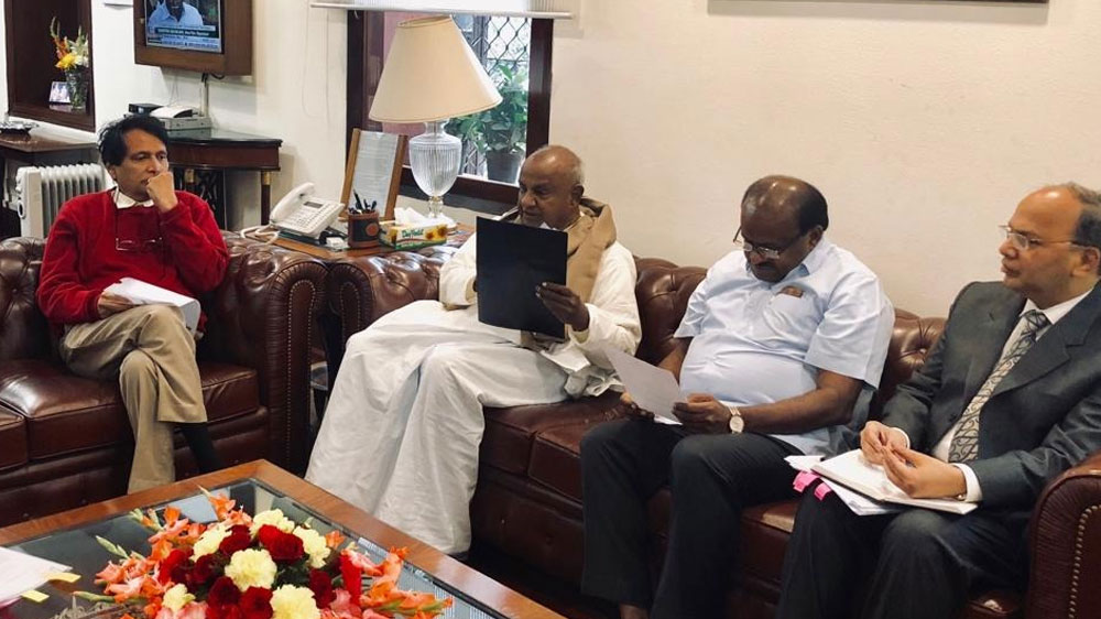 ಕೇಂದ್ರ ಸಚಿವ ಸುರೇಶ್ ಪ್ರಭು ಭೇಟಿಯಾದ ಸಿಎಂ ಕುಮಾರಸ್ವಾಮಿ