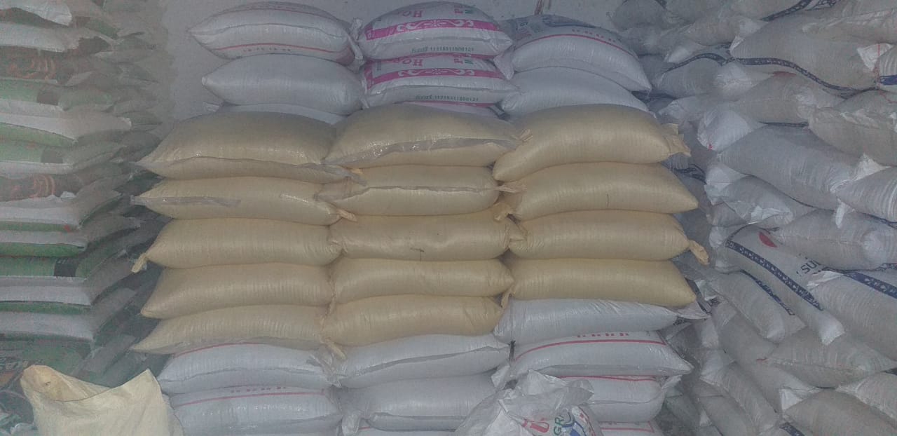 ಅಕ್ರಮ ದಾಸ್ತಾನಿರಿಸಿದ್ದ ಗೋಡೌನ್‌ಗೆ ದಾಳಿ: ಮೂವರು ಸೆರೆ; ಲಾರಿ, ಬಿಸಿಯೂಟ ಸಾಮಗ್ರಿ ವಶ