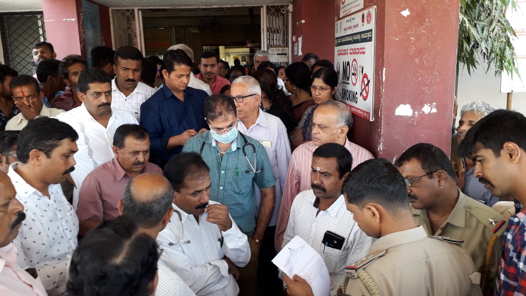 ಕೊಪ್ಪ: ಕರ್ತವ್ಯ ನಿರತ ವೈದ್ಯರಿಗೆ ಹಲ್ಲೆ ಆರೋಪ; ವೈದ್ಯರಿಂದ ಪ್ರತಿಭಟನೆ