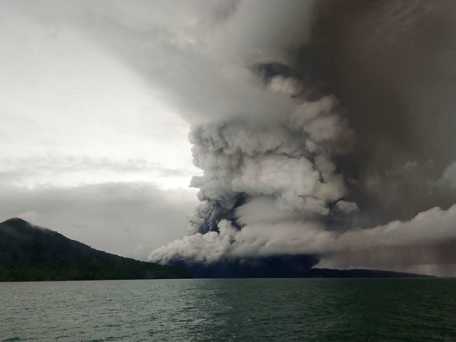 ಇಂಡೋನೇಶ್ಯ: ಜ್ವಾಲಾಮುಖಿ ಅಪಾಯ ಮಟ್ಟ ಏರಿಕೆ