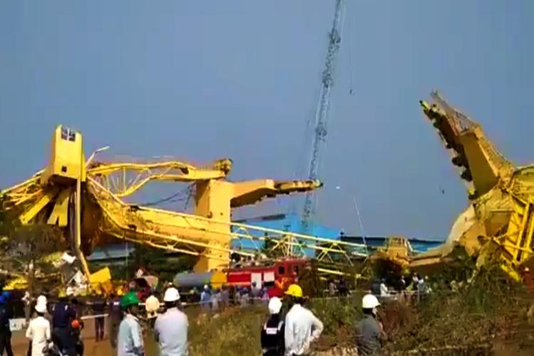 ಕಾಕಿನಾಡ ಬಂದರಿನಲ್ಲಿ ಕಾರ್ಮಿಕರ ಮೇಲೆ ಕುಸಿದುಬಿದ್ದ ಕ್ರೇನ್: ಓರ್ವ ಸಾವು, 10 ಮಂದಿಗೆ ಗಾಯ