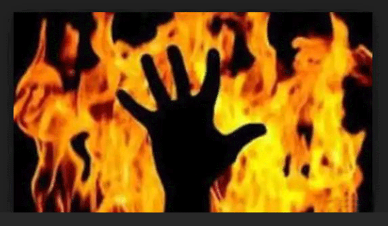 ಲೈಂಗಿಕ ಕಿರುಕುಳ ದೂರು ದಾಖಲಿಸಲು ಠಾಣೆಗೆ ತೆರಳುತ್ತಿದ್ದ ಯುವತಿಗೆ ಬೆಂಕಿ ಹಚ್ಚಿದ ಆರೋಪಿಗಳು