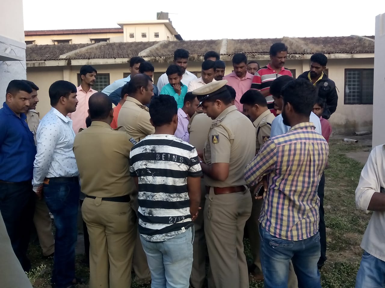 ಮಡಿಕೇರಿಯಲ್ಲಿ ಯುವಕ ಆತ್ಮಹತ್ಯೆ: ಪೊಲೀಸ್ ದೌರ್ಜನ್ಯದ ಆರೋಪ, ಪ್ರತಿಭಟನೆ