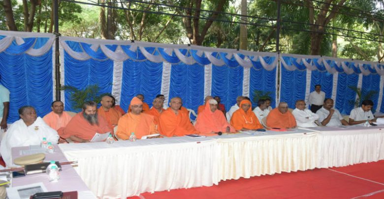 ಮೈಸೂರು: ಜಿಲ್ಲಾ ಉಸ್ತುವಾರಿ ಸಚಿವ ಜಿ.ಟಿ.ದೇವೇಗೌಡ ನೇತೃತ್ವದಲ್ಲಿ ಸಭೆ