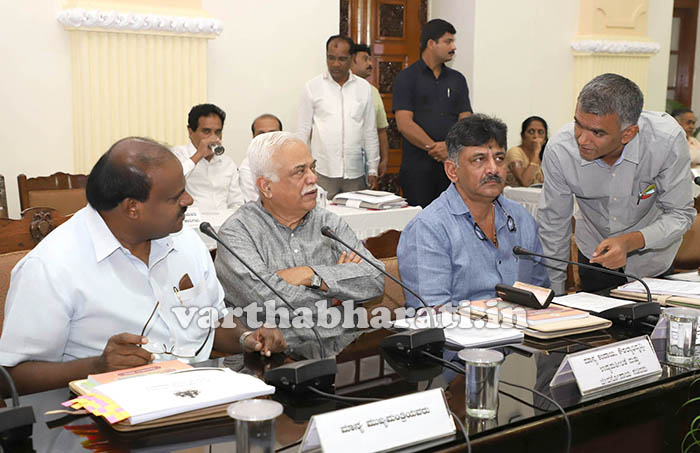 ರಾಜ್ಯದ ಅಭಿವೃದ್ಧಿ ಯೋಜನೆಗಳಿಗೆ ನೆರವು: ಕೇಂದ್ರದ ಮೇಲೆ ಒತ್ತಡ ಹೇರಲು ಸಂಸದರಿಗೆ ಕುಮಾರಸ್ವಾಮಿ ಮನವಿ