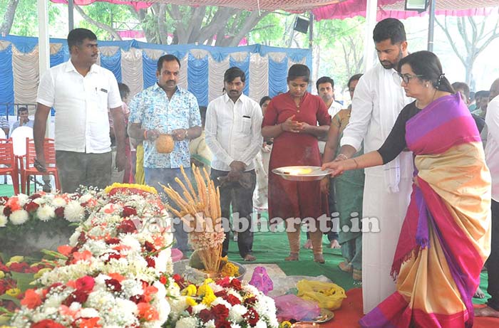 ನಟ ಅಂಬರೀಷ್ 11ನೆ ದಿನದ ಪುಣ್ಯ ತಿಥಿ: ಅಭಿಮಾನಿಗಳು, ಕುಟುಂಬ ಸದಸ್ಯರಿಂದ ಭಾವಪೂರ್ಣ ನಮನ