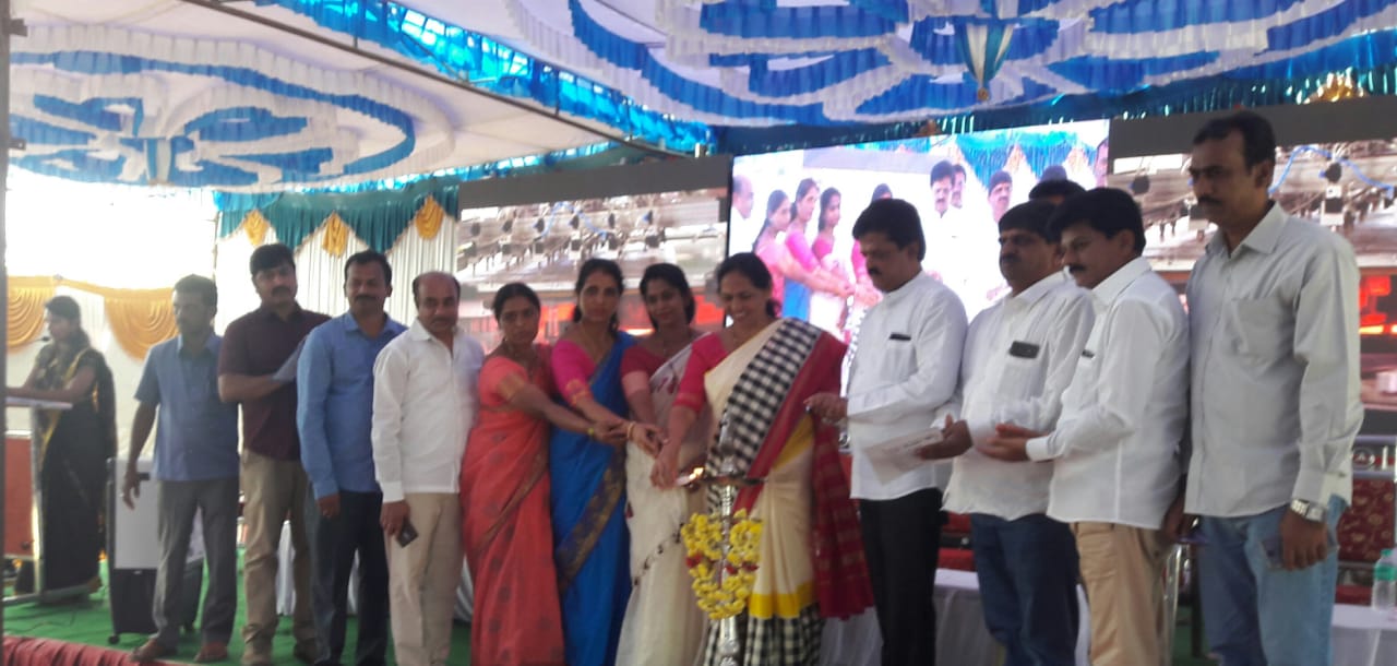 ರೈತರು ಹನಿ ನೀರಾವರಿ ಬಳಕೆಗೆ ಹೆಚ್ಚು ಒತ್ತು ನೀಡಬೇಕು: ಸಂಸದೆ ಶೋಭಾ