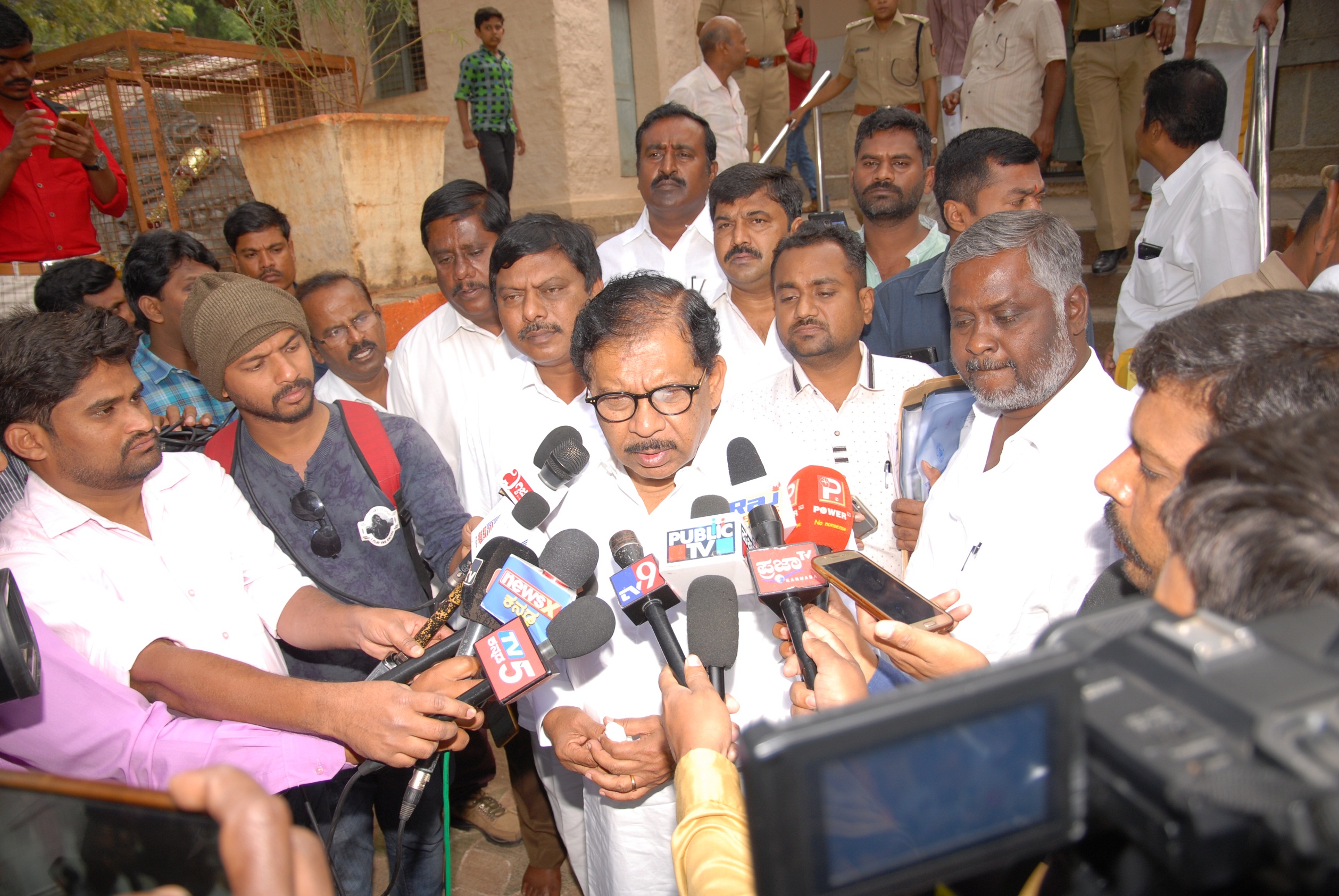 ತುಮಕೂರು: ಕುಡಿಯುವ ನೀರು, ಮೇವಿಗೆ ಕ್ರಮ ಕೈಗೊಳ್ಳಲು ಡಿಸಿಎಂ ಪರಮೇಶ್ವರ್ ಸೂಚನೆ