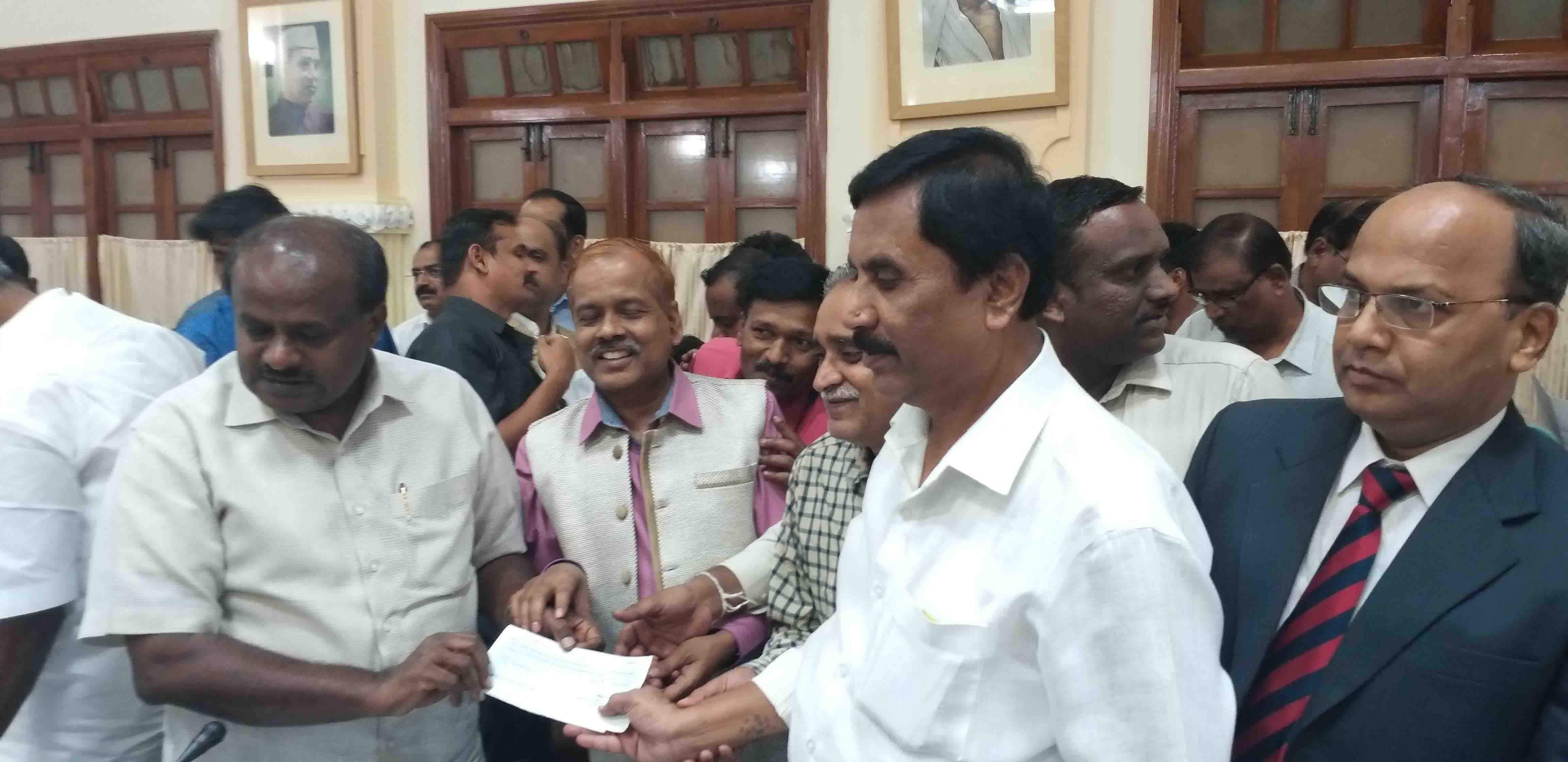 ಕೊಡಗು ಪ್ರಕೃತಿ ವಿಕೋಪ: ಸಿಎಂ ಪರಿಹಾರ ನಿಧಿಗೆ ಶಿವಮೊಗ್ಗ ಕೃಷಿ ವಿವಿಯಿಂದ 7 ಲಕ್ಷ ರೂ. ದೇಣಿಗೆ