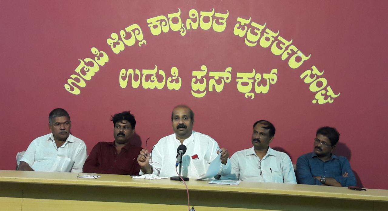 ಉಡುಪಿ ಜಿಲ್ಲೆಯ ಮರಳು ಸಮಸ್ಯೆ ಪರಿಹಾರಕ್ಕೆ 15 ದಿನಗಳ ಗಡುವು: ಮತ್ತೆ ಅಹೋರಾತ್ರಿ ಧರಣಿ ಆರಂಭ- ರಘುಪತಿ ಭಟ್