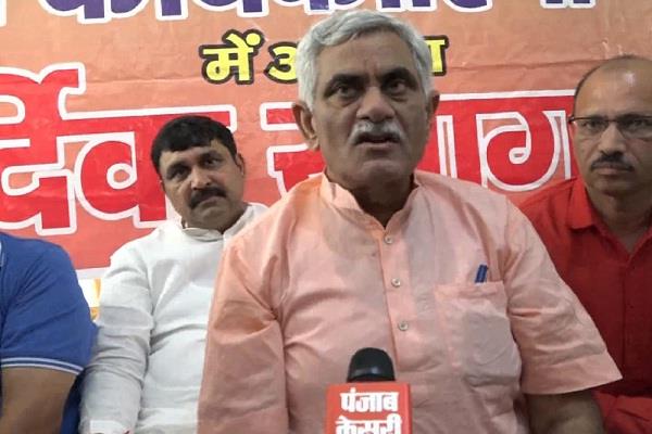 ಮತದಾರರಿಗೆ ಬಂದೂಕು, ಹಣ, ಗನ್ ಮ್ಯಾನ್ ನೀಡುವುದಾಗಿ ಆಮಿಷವೊಡ್ಡಿದ ಬಿಜೆಪಿ ಸಚಿವ