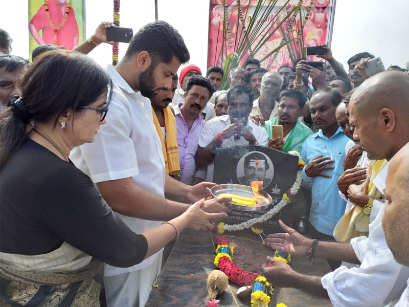 ಮಂಡ್ಯ: ಅಂಬರೀಷ್ ಹುಟ್ಟೂರಿಗೆ ಪತ್ನಿ ಸುಮಲತಾ, ಪುತ್ರ ಭೇಟಿ; ಸಮಾಧಿಗೆ ಪೂಜೆ