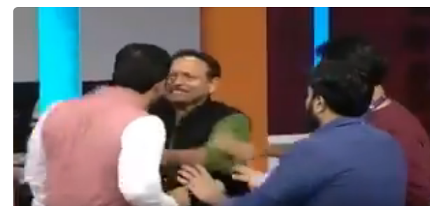 ಖಾಸಗಿ ಚಾನಲ್ ನ ಲೈವ್ ಕಾರ್ಯಕ್ರಮದಲ್ಲಿ ಬಿಜೆಪಿ-ಎಸ್ಪಿ ನಾಯಕರ ಹೊಡೆದಾಟ