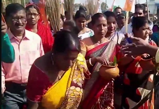 ಬಿಜೆಪಿ ರ್ಯಾಲಿ ನಡೆಸಿದ ಸ್ಥಳವನ್ನು ಗಂಗಾಜಲದಿಂದ ಶುದ್ಧಗೊಳಿಸಿದ ಟಿಎಂಸಿ ಕಾರ್ಯಕರ್ತರು