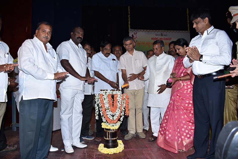 ಕನಕದಾಸರ ಸ್ತಬ್ಧಚಿತ್ರಗಳಿಗೆ ಸಚಿವ ಕೃಷ್ಣಬೈರೇಗೌಡ ಅವರಿಂದ ಚಾಲನೆ