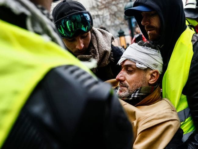 ಫ್ರಾನ್ಸ್ ನಲ್ಲಿ ಬೃಹತ್ ‘ಹಳದಿ ಬನಿಯನ್’ ಪ್ರತಿಭಟನೆ:ಅಲ್ಲಲ್ಲಿ ಹಿಂಸಾಚಾರ