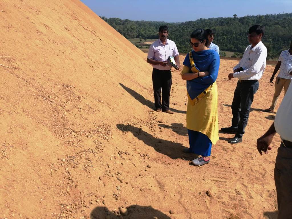ಅರೆಕೆರೆ ಬಳಿ 8000 ಮೆಟ್ರಿಕ್ ಟನ್ ಅಕ್ರಮ ಮರಳು ವಶ: ಕಾನೂನು ಕ್ರಮಕ್ಕೆ ಡಿ.ಸಿ. ಸುಚನೆ