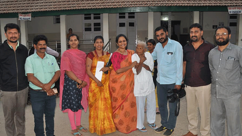 ಸಹಾಯದ ನಿರೀಕ್ಷೆಯಲ್ಲಿದ್ದ ನಿರ್ಗತಿಕ ವೃದ್ದೆಯ ನೆರವಾದ ಮಹಿಳೆಯರು