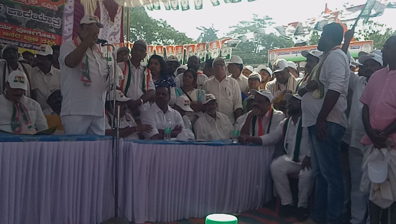 ಮಂಗಳೂರು: ರಾಷ್ಟ್ರೀಯ ಹೆದ್ದಾರಿ ಪೂರ್ಣಗೊಳಿಸಿ, ಜನರ ಜೀವ ಉಳಿಸಿ ಘೋಷಣೆಯೊಂದಿಗೆ ಕಾಂಗ್ರೆಸ್ ಪಾದಯಾತ್ರೆ