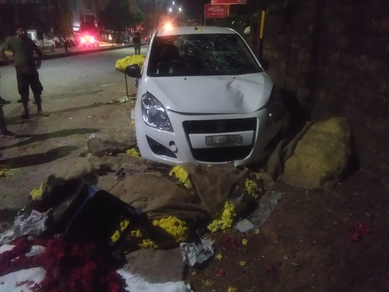 ಫುಟ್‌ಪಾತ್‌ನಲ್ಲಿ ಮಲಗಿದ್ದವರ ಮೇಲೆ ಹರಿದ ಕಾರು: ಇಬ್ಬರು ಬೀದಿಬದಿ ವ್ಯಾಪಾರಸ್ಥರು ಗಂಭೀರ