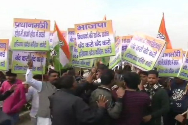 ಹರ್ಯಾಣ: ರೆಸಾರ್ಟ್ ಎದುರುಗಡೆ ಯೂತ್ ಕಾಂಗ್ರೆಸ್ ಕಾರ್ಯಕರ್ತರಿಂದ ಪ್ರತಿಭಟನೆ