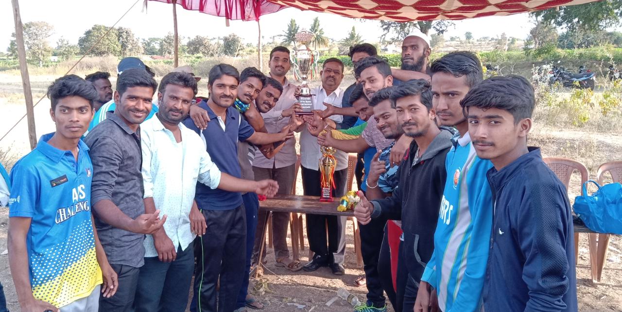 ಕ್ರಿಕೆಟ್ ಪಂದ್ಯಾವಳಿ: ಹನೂರು ಹಂಟರ್ಸ್ ತಂಡ ಚಾಂಪಿಯನ್