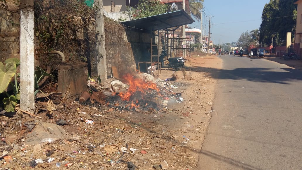 ಶಾಲೆಗಳ ಪಕ್ಕದಲ್ಲಿ ಕೊಳೆತ ತ್ಯಾಜ್ಯಕ್ಕೆ ಬೆಂಕಿ: ವಿದ್ಯಾರ್ಥಿಗಳ ಆರೋಗ್ಯದ ಮೇಲೆ ಪರಿಣಾಮ ಬೀರುವ ಸಾಧ್ಯತೆ