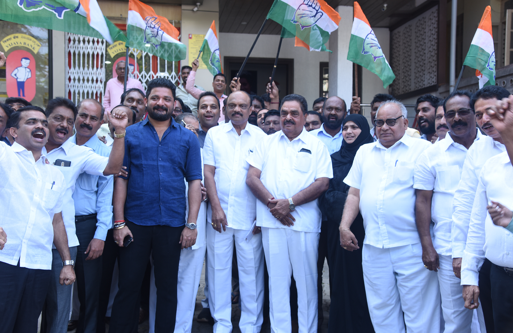 ಬಿಜೆಪಿಯ ರೆಸಾರ್ಟ್ ರಾಜಕೀಯ ಖಂಡಿಸಿ ಕಾಂಗ್ರೆಸ್ ಪ್ರತಿಭಟನೆ