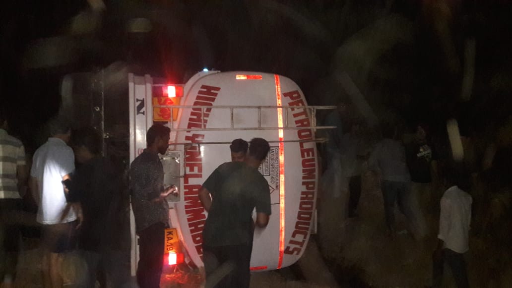 ಕಲ್ಲಡ್ಕ: ಡಿಸೆಲ್ ಟ್ಯಾಂಕರ್ ಪಲ್ಟಿ; ಚಾಲಕನಿಗೆ ಗಾಯ