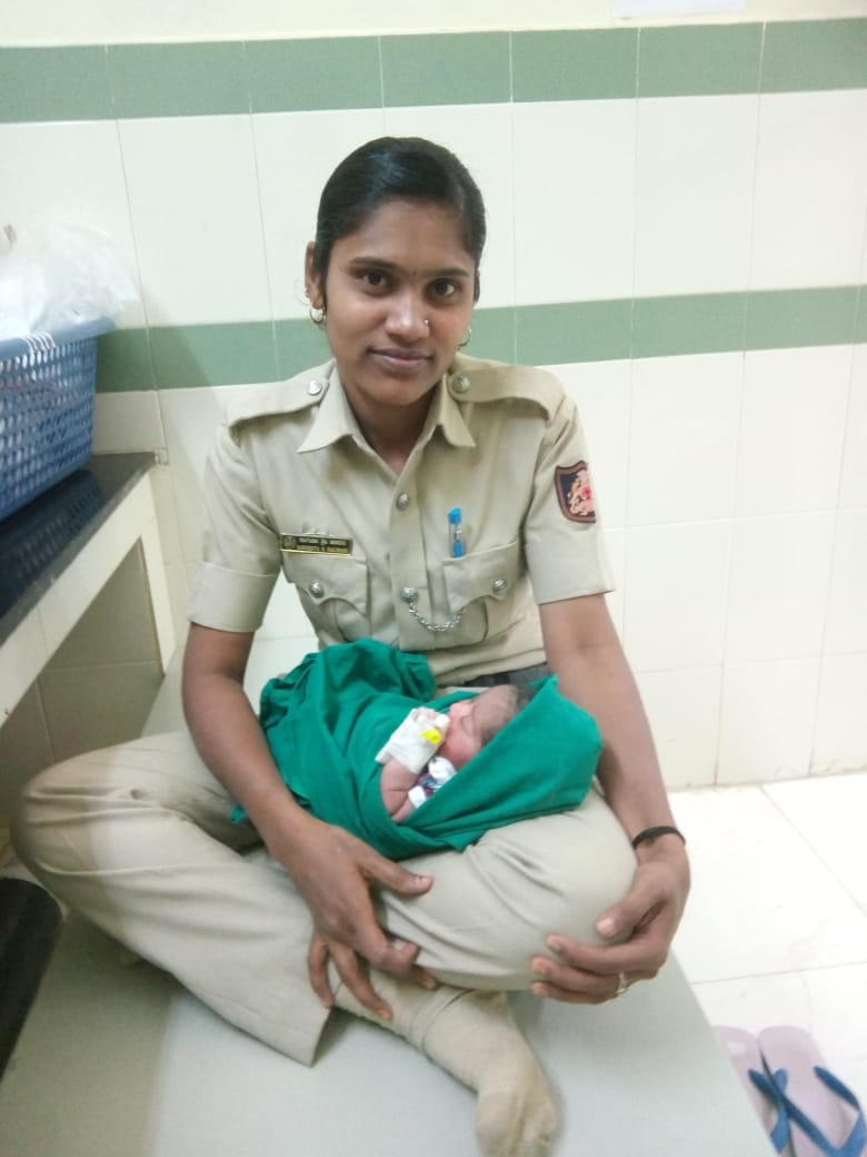 ರಸ್ತೆ ಬದಿಯಲ್ಲಿ ಎಸೆದಿದ್ದ ಅನಾಥ ಶಿಶುವಿಗೆ ಹಾಲುಣಿಸಿದ ಪೋಲಿಸ್ ಪೇದೆ: ಎಲ್ಲೆಡೆ ಪ್ರಶಂಸೆ