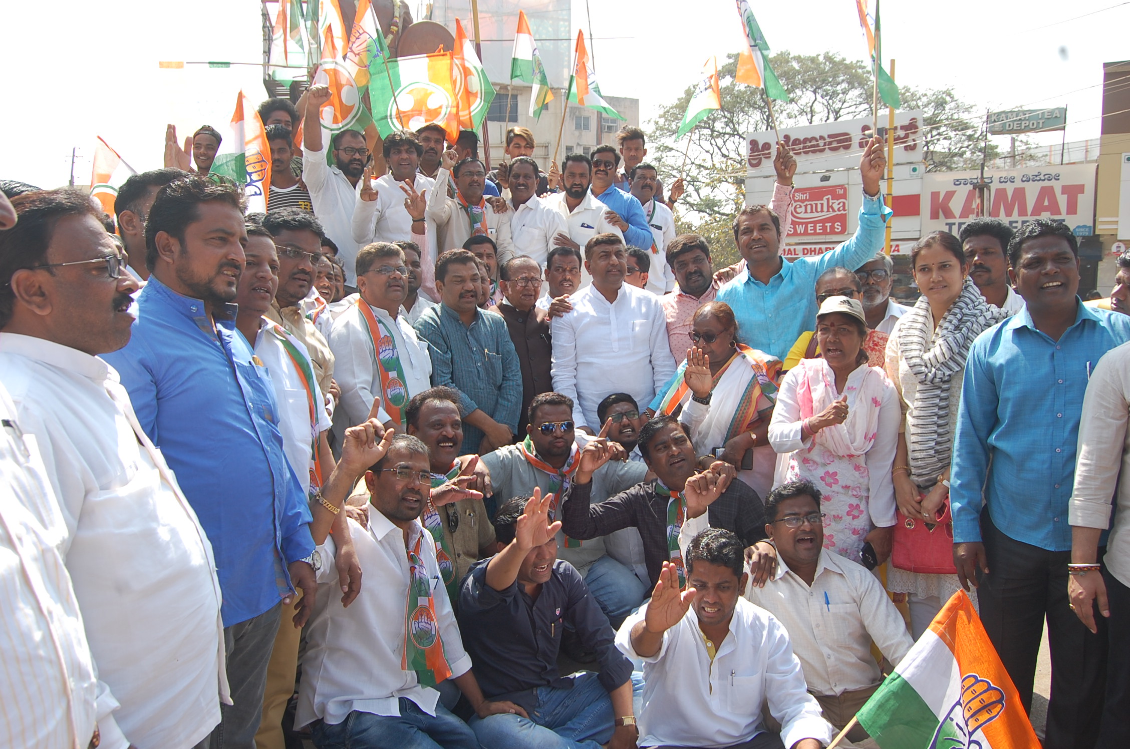 ಹುಬ್ಬಳ್ಳಿ: ಆಪರೇಷನ್ ಕಮಲ ಖಂಡಿಸಿ ಕಾಂಗ್ರೆಸ್ ಕಾರ್ಯಕರ್ತರ ಧರಣಿ