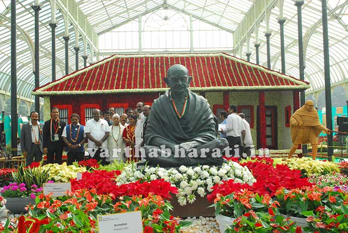 ಲಾಲ್‌ಬಾಗ್‌ನಲ್ಲಿ ಫಲಪುಷ್ಪ ಪ್ರದರ್ಶನಕ್ಕೆ ಕುಮಾರಸ್ವಾಮಿ ಚಾಲನೆ: ಗಮನ ಸೆಳೆಯುತ್ತಿರುವ ಮಹಾತ್ಮ ಗಾಂಧೀಜಿ