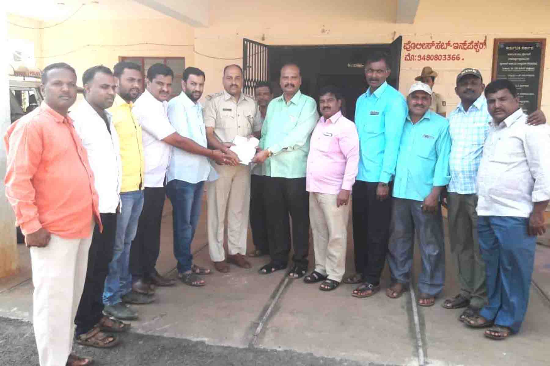 ಯಡಿಯೂರಪ್ಪ ಕಣ್ಮರೆಯಾಗಿದ್ದಾರೆ, ಹುಡುಕಿ ಕೊಡಿ: ಪೊಲೀಸರಿಗೆ ದೂರು ನೀಡಿದ ಶಿಕಾರಿಪುರ ಕಾಂಗ್ರೆಸ್ ಕಾರ್ಯಕರ್ತರು