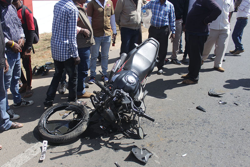 ಮಡಿಕೇರಿ: ಬೈಕ್‍ಗೆ ಲಾರಿ ಡಿಕ್ಕಿ; ಸವಾರನಿಗೆ ಗಂಭೀರ ಗಾಯ