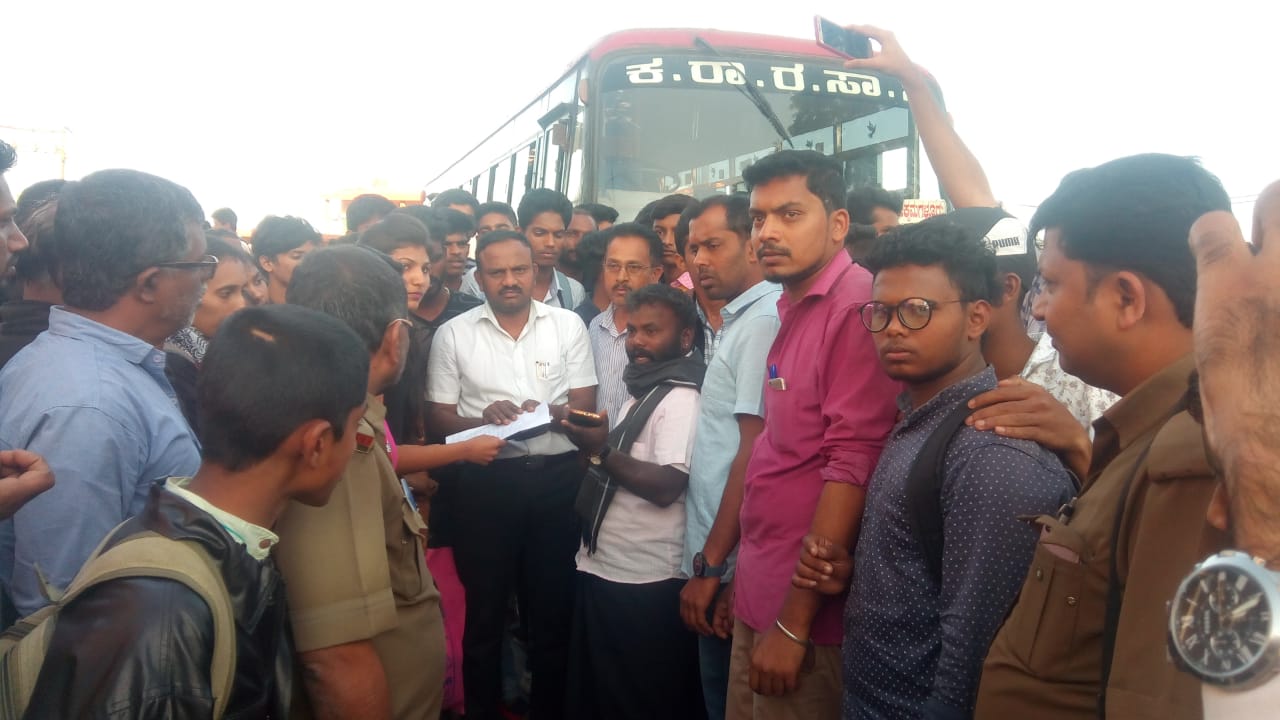 ಮೂಡಿಗೆರೆಯಲ್ಲಿ ವಿದ್ಯಾರ್ಥಿಗಳಿಂದ ಬಸ್ ತಡೆದು ದಿಢೀರ್ ಪ್ರತಿಭಟನೆ