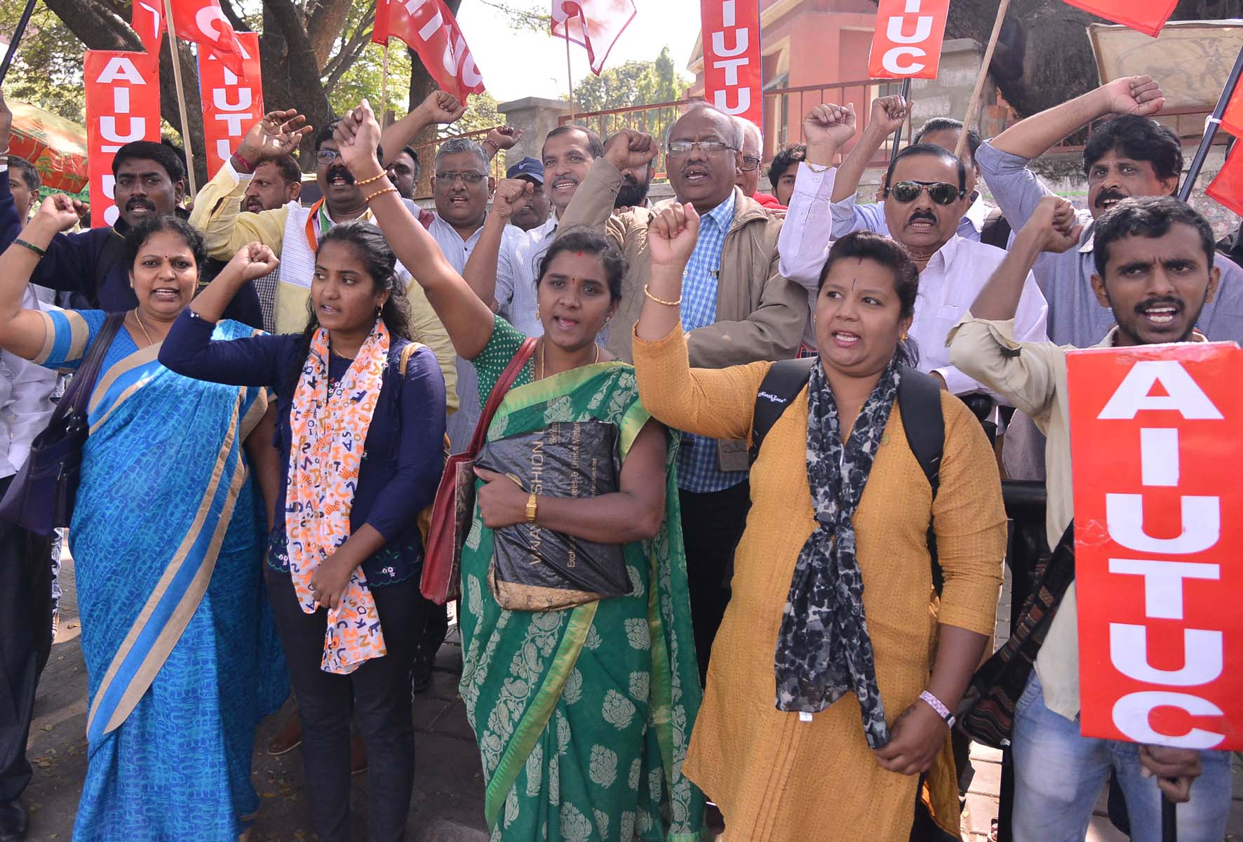 ಜ.8-9 ರ ಸಾರ್ವತ್ರಿಕ ಮುಷ್ಕರ ಬೆಂಬಲಿಸಲು ಮನವಿ: ಕರಪತ್ರ ಹಂಚಿಕೆ ಮಾಡಿ ಪ್ರಚಾರ