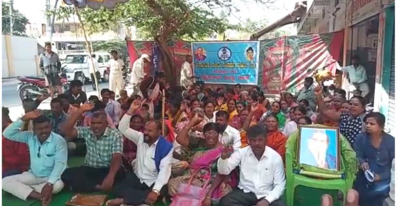 ಮೈಸೂರು: ಮನೆ, ಮೂಲಭೂತ ಸೌಕರ್ಯ ಒದಗಿಸಲು ಒತ್ತಾಯಿಸಿ ದಸಂಸ ಧರಣಿ