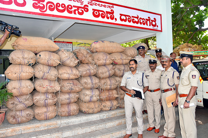 ದಾವಣಗೆರೆ: ಅಡಿಕೆ ಚೀಲಗಳನ್ನು ಕದಿಯುತ್ತಿದ್ದ ಆರು ಮಂದಿಯ ಬಂಧನ