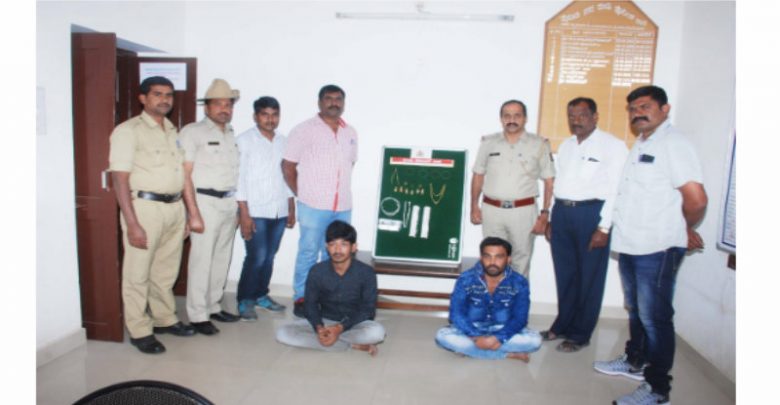 ಮನೆಗೆ ನುಗ್ಗಿ ಕದಿಯುತ್ತಿದ್ದ ಇಬ್ಬರ ಬಂಧನ: ಚಿನ್ನಾಭರಣ ವಶ