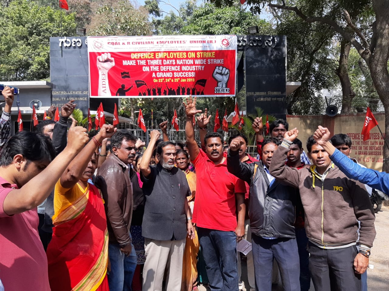 ಕೇಂದ್ರದ ವಿರುದ್ಧ ಮುಷ್ಕರ ಆರಂಭಿಸಿದ ಸೇನಾ ಉದ್ಯೋಗಿಗಳು