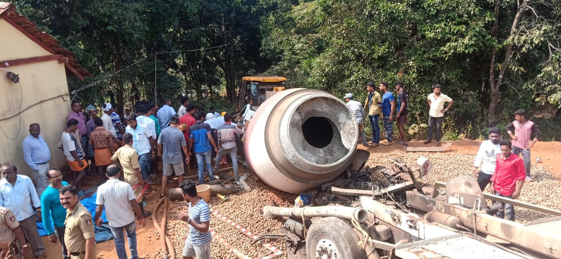 ಕೇಮಾರು: ಜಲ್ಲಿಮಿಕ್ಸಿಂಗ್ ಲಾರಿ ಪಲ್ಟಿ; ಮೂವರಿಗೆ ಗಾಯ