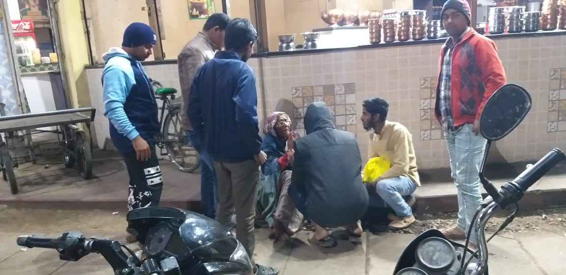 ಹಸಿದ ಹೊಟ್ಟೆಗೆ ಆಸರೆಯಾಗುತ್ತಿರುವ ವಿಜಯಪುರದ ಯುವಕರು: ಕ್ರಾಂತಿ ತಂಡದಿಂದ ಜನ ಮೆಚ್ಚುವ ಕಾರ್ಯ