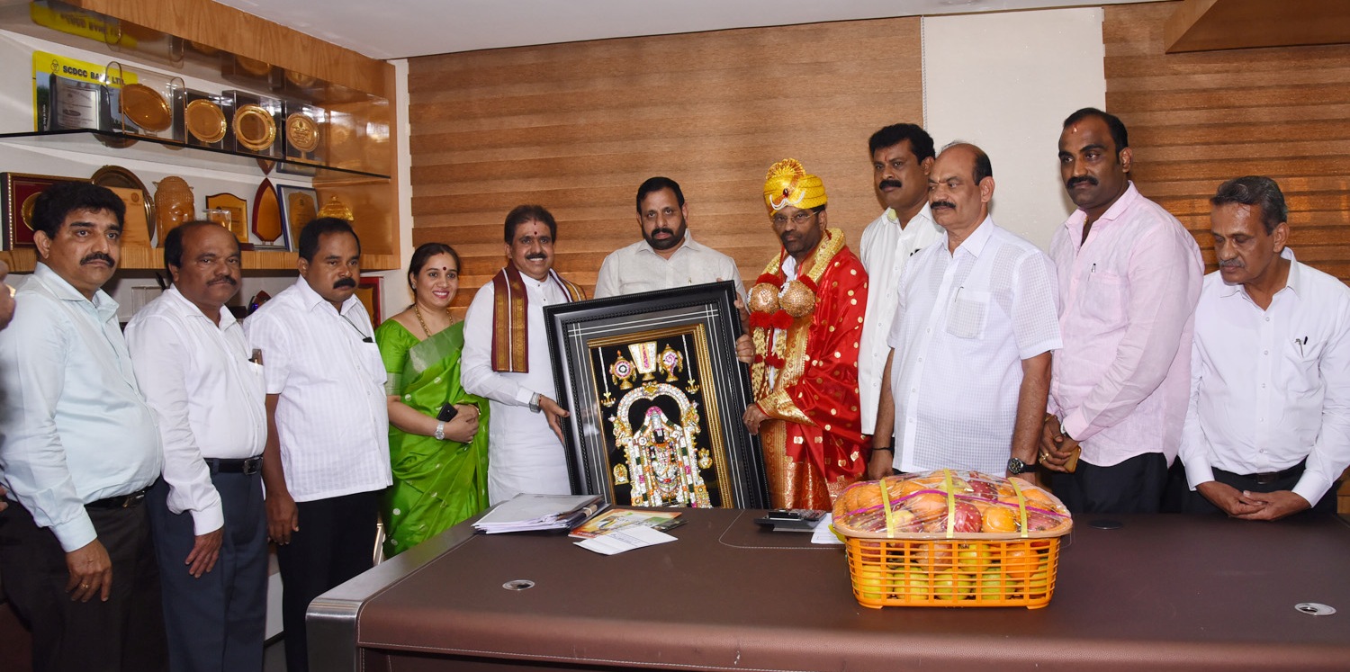 ಚಂದ್ರಶೇಖರ ಸ್ವಾಮೀಜಿಯವರಿಂದ ರಾಜೇಂದ್ರ ಕುಮಾರ್ ರಿಗೆ ಸನ್ಮಾನ