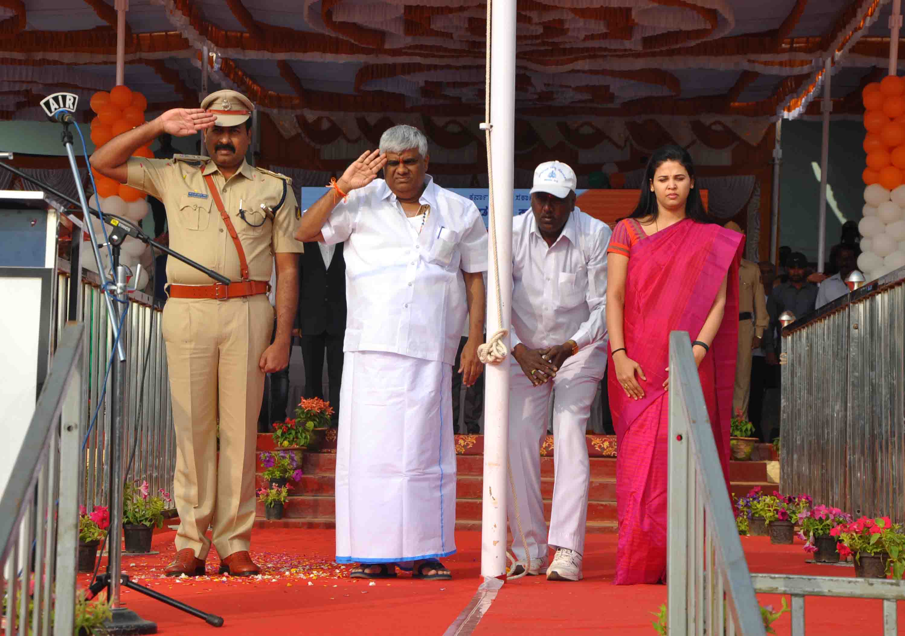 70ನೇ ಗಣರಾಜ್ಯೋತ್ಸವ ಧ್ವಜಾರೋಹಣ ನೆರವೇರಿಸಿದ ಲೋಕೋಪಯೋಗಿ ಸಚಿವ ಹೆಚ್.ಡಿ. ರೇವಣ್ಣ