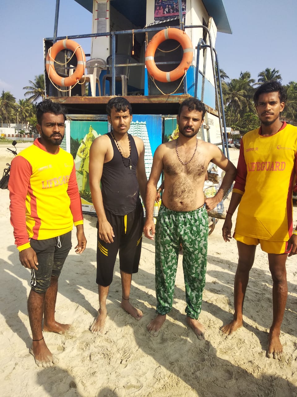 ಮುರುಡೇಶ್ವರ: ಇಬ್ಬರು ಪ್ರವಾಸಿಗರನ್ನು ರಕ್ಷಿಸಿದ ಲೈಫ್ ಗಾರ್ಡ್ಸ್