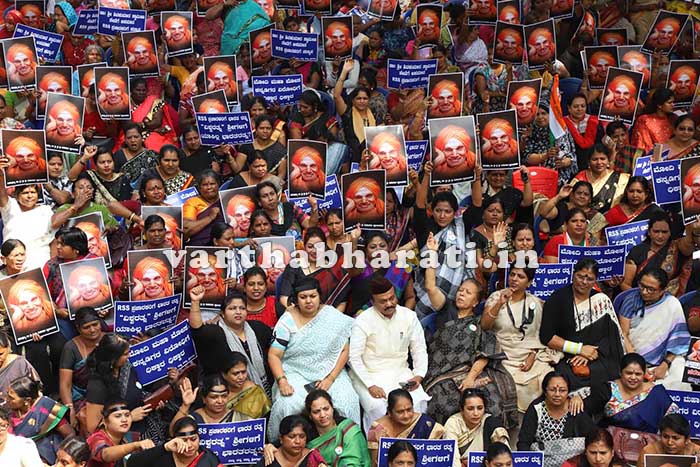 ಸಿದ್ದಗಂಗಾ ಶ್ರೀಗಳಿಗೆ ಸಿಗದ ‘ಭಾರತ ರತ್ನ’: ಕೇಂದ್ರ ಸರಕಾರದ ವಿರುದ್ಧ ಕಾಂಗ್ರೆಸ್ ಪ್ರತಿಭಟನೆ